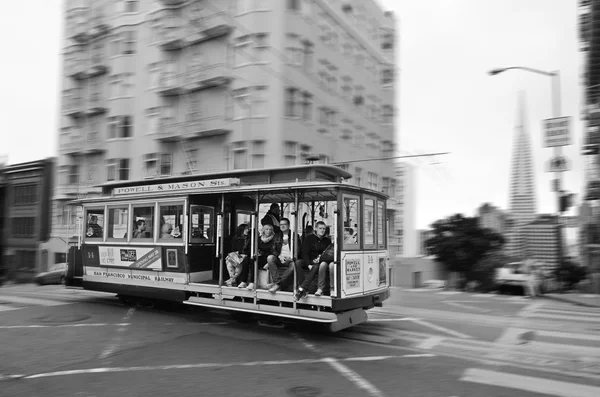 Passengers riding on Powell-Hyde line cable car in San Francisco — 图库照片