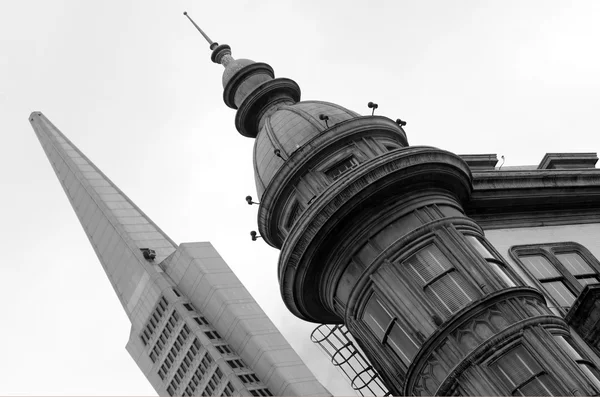 Columbus Tower -Sentinel Building - contre la pyramide de Transamerica — Photo