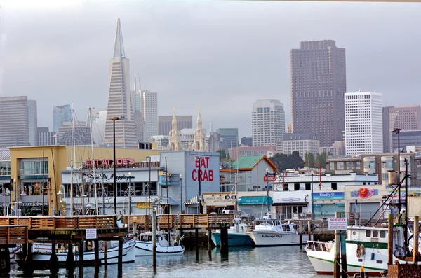 Fisherman Wharf with San Francisco skyline — Stok fotoğraf