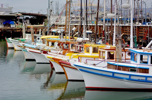 Barcos de pesca em Fisherman Wharf San Francisco — Fotografia de Stock