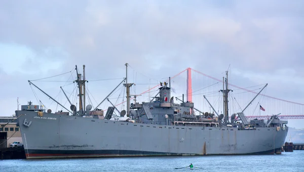 Amarre del buque de guerra Jeremiah O 'Brien en el muelle 45 en Fisherman Wharf S — Foto de Stock