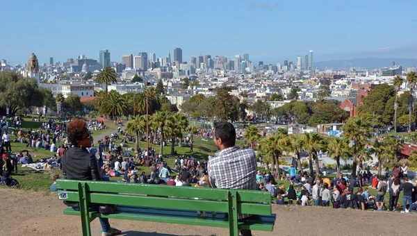 Visitantes en Mission Dolores Park en San Francisco, CA — Foto de Stock