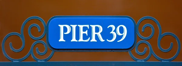 Street sign of Pier 39 in Fisherman Wharf San Francisco — Stockfoto