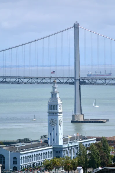 Vista aérea del Puente de Oakland Bay y la casa del ferry en San Francisco — Foto de Stock