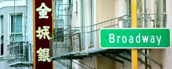 Broadway street sign in Chinatown in San Francisco CA — Stock Photo, Image