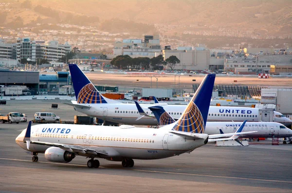 :Letadla United Airlines na mezinárodním letišti v San Francisku — Stock fotografie