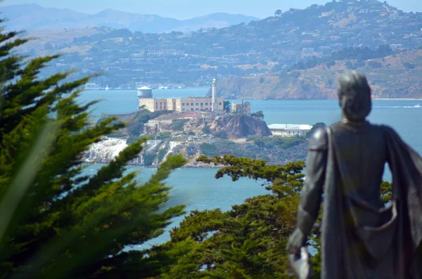 Statue of Columbus looks at Alcatraz Island San Francisco bay — Stok fotoğraf
