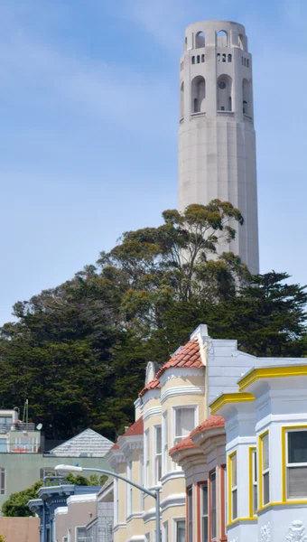 Coit Tower and old colourful buildings in San Francisco CA — ストック写真