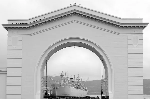 Amarre del buque de guerra Jeremiah O 'Brien en el muelle 45 — Foto de Stock
