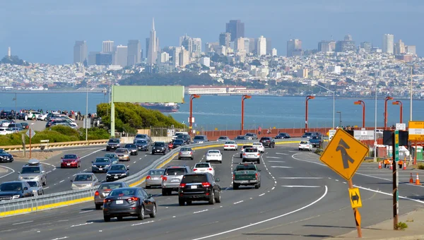 Traffic aginst San Francisco skylin — Stock fotografie