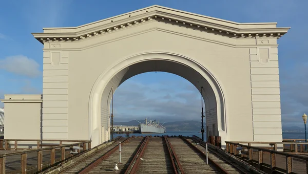 Pier 43 Ferry Arch with Jeremiah O'Brien warship — Stockfoto