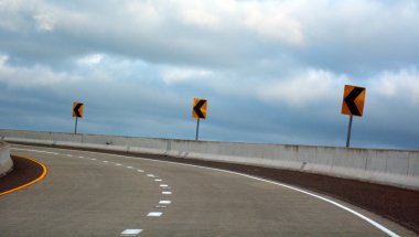 Tehlikeli yol eğrisi sola dönün