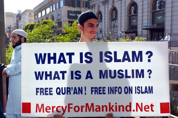 Muslim man holds a What is Islam sign — Stok fotoğraf