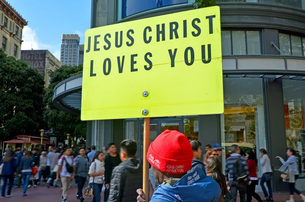 Homem cristão detém um Jesus Cristo Amor Você assina — Fotografia de Stock