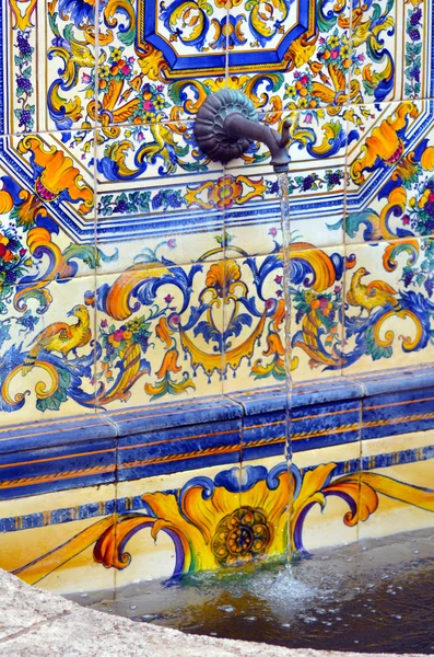 Spanish tiles decoration on water fountain — 图库照片