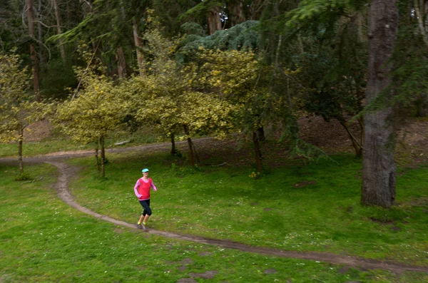 Una donna corre da sola in un parco Golden Gate — Foto Stock