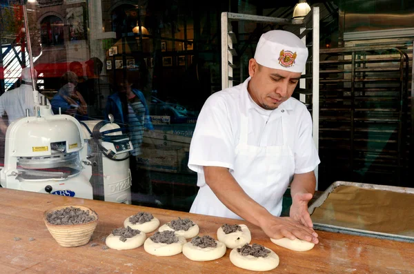 Baker prepara pan en la panadería Boudin —  Fotos de Stock