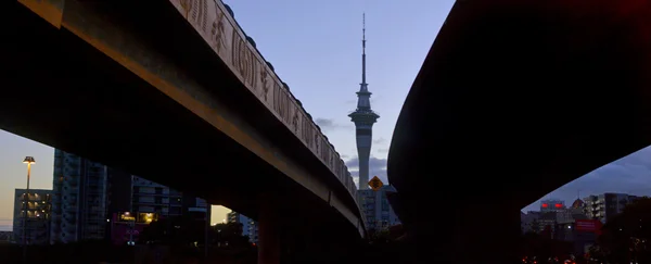 Auckland Sky Tower i autostrady panoramiczny widok — Zdjęcie stockowe