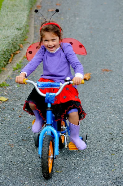 Glückliches kleines Mädchen fährt Fahrrad — Stockfoto