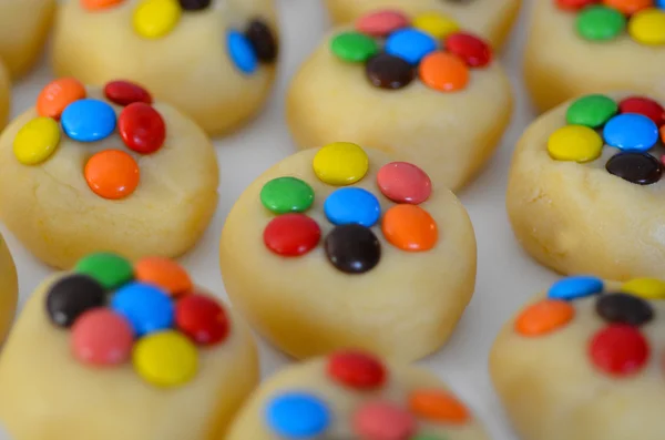 Cookies med klubbor på vit bricka — Stockfoto