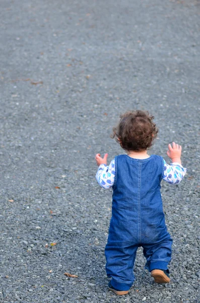 Маленький ребенок только начинает ходить первый шаг — стоковое фото