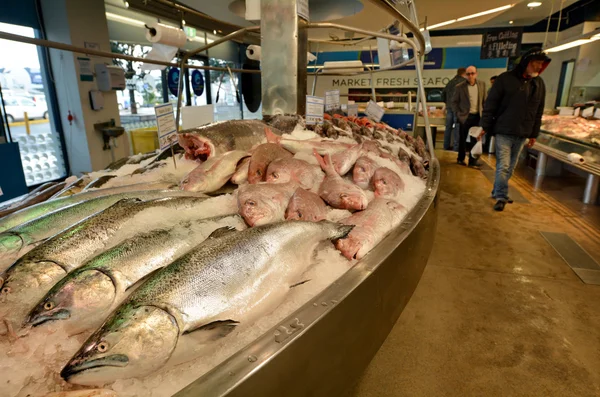 Shoppers in Auckland Fish Market, Auckland New Zealand — Stock Photo, Image