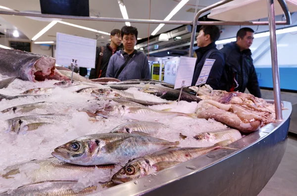 Shoppers in Auckland Fish Market, Auckland New Zealand — Stock Photo, Image