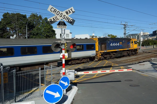 Tren MAXX en el cruce de ferrocarril en Auckland Nueva Zelanda — Foto de Stock