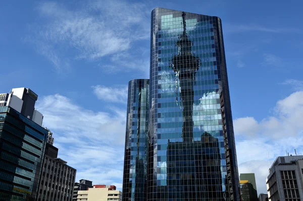 Auckland Sky Tower reflexión sobre la ventana del edificio de oficinas - New Ze —  Fotos de Stock