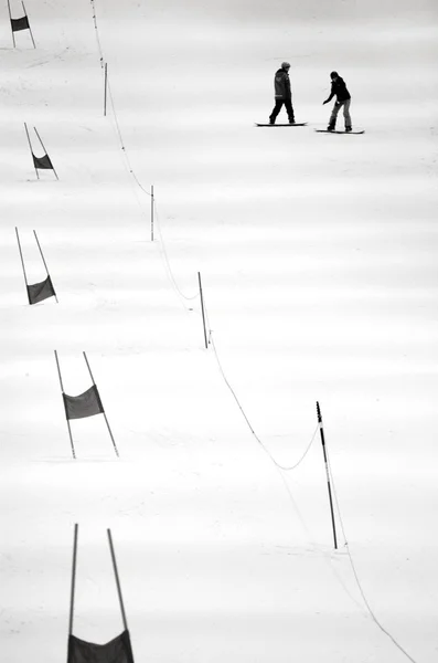 Zwei menschen rutschen auf snowboard in snowplanet in auckland - neu — Stockfoto