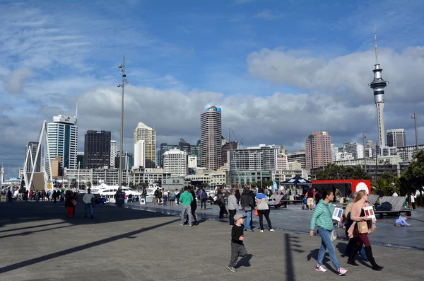 Visitors at Wynyard Quarter against  Auckland skyline New Zealand — Stock Photo, Image