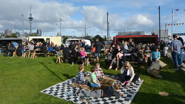 Visitors having a picnic at Wynyard Quarter in Auckland Ne Zeala — Φωτογραφία Αρχείου