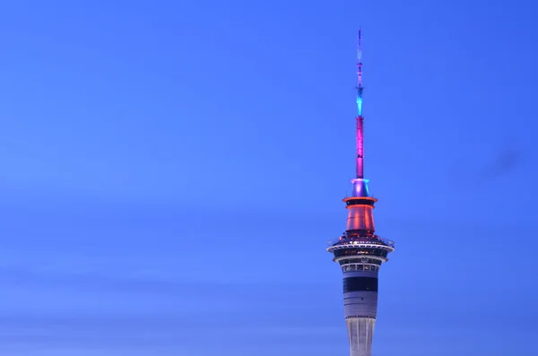 Luftaufnahme des Auckland Sky Tower in Farben in der Dämmerung — Stockfoto