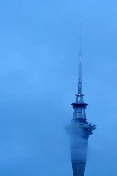Nuages sur Auckland Sky Tower - Nouvelle-Zélande — Photo