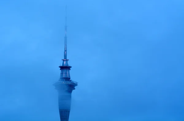 Nubes sobre Auckland Sky Tower - Nueva Zelanda — Foto de Stock