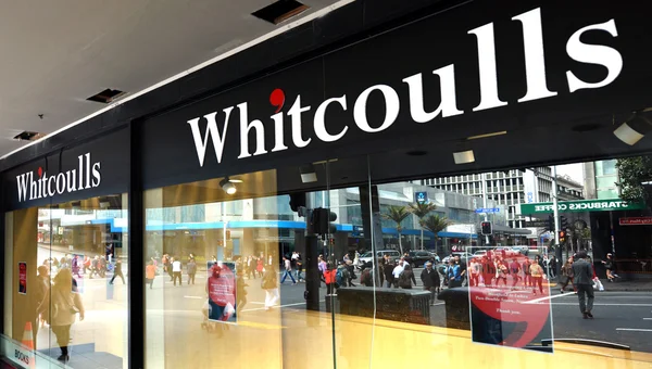 Книжный магазин Whitcoulls на Квинс-стрит Окленд, Новая Зеландия — стоковое фото