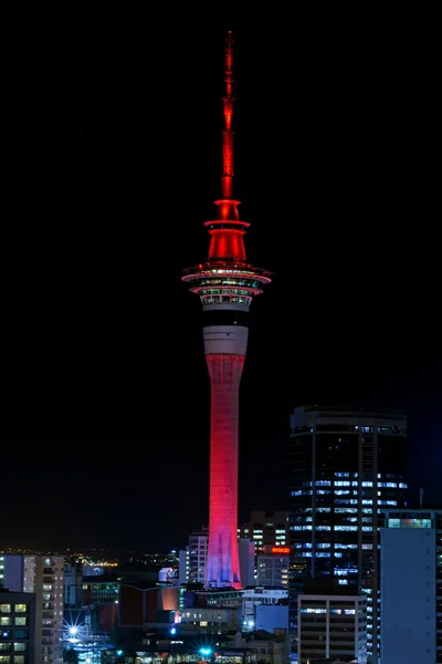 Sky Tower illuminare di colore rosso in Auckland Nuova Zelanda — Foto Stock