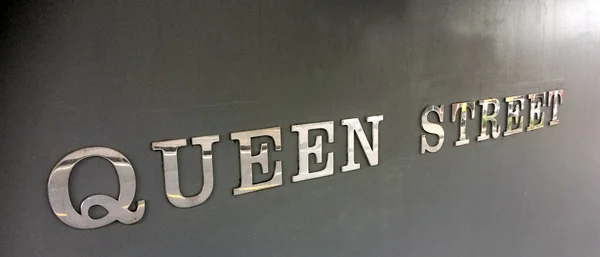 Queen street sign with shiny letters — Stock fotografie