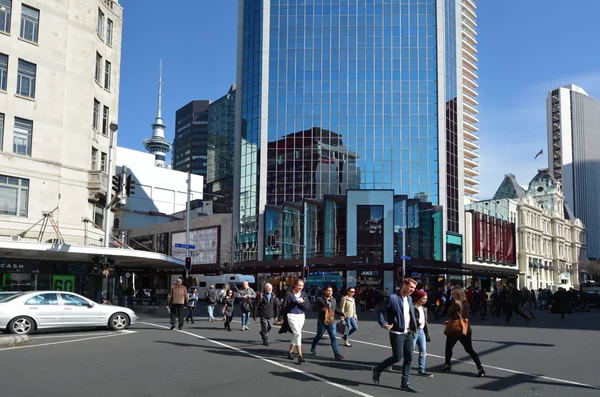 Траффик на Queen Street в центре Окленда - Новая Зеландия — стоковое фото