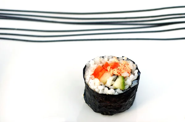 Jeden čerstvý maki sushi Makizushi roll — Stock fotografie