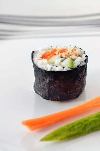 Um rolo de maki fresco de sushi Makizushi — Fotografia de Stock