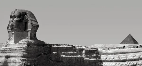 La Esfinge y la Pirámide de Menkaure en Giza, Egipto —  Fotos de Stock