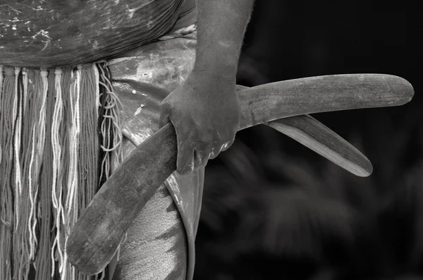 Yugambeh homem guerreiro aborígine mão segura bumerangues — Fotografia de Stock