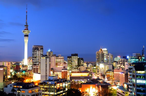 Luftaufnahme der Skyline des Finanzzentrums Auckland in der Abenddämmerung — Stockfoto