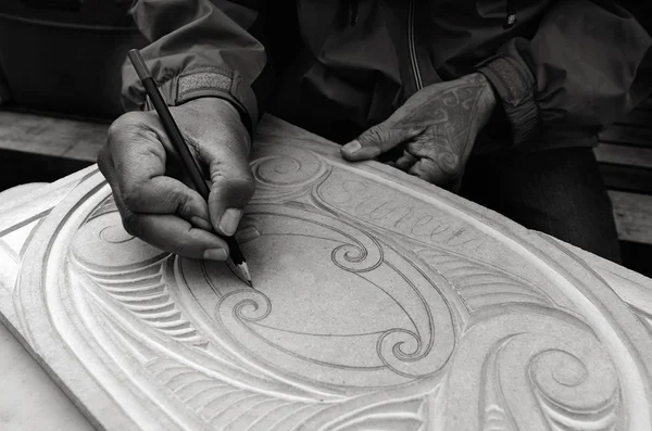 Maori homem mãos desenho padrões de Maori Madeira escultura — Fotografia de Stock