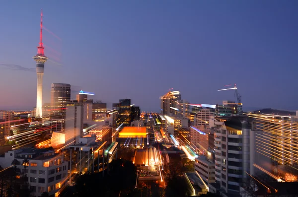 Desenfoque de movimiento de fondo del skyline del centro financiero de Auckland en el d — Foto de Stock