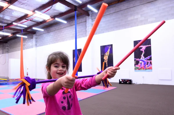 Un petit enfant apprend les techniques du cirque — Photo