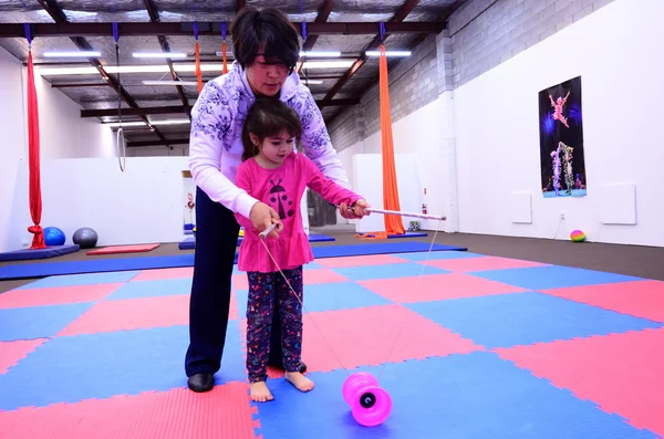 Küçük çocuk öğrenmek Yo-yo sirk becerileri üzerinden sirk eğitmeni — Stok fotoğraf