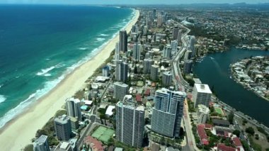Gold Coast Avustralya 01 Surfers Paradise ve Main Beach havadan görünümü