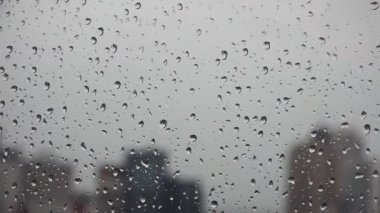 bir pencere ile yağmur damla düştü